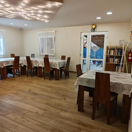 Alojamento de Acomodação e Pequeno-almoço Tavi Panzió 3*