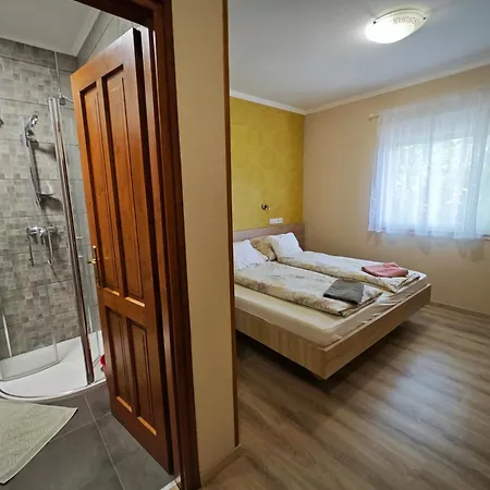Bed & Breakfast Tavi Panzio